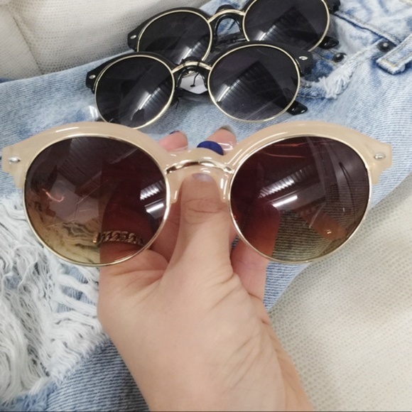 April Spirit Accessories - Urban Round Sunglasses; Nude